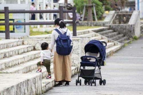 ネットで評判の便利グッズで赤ちゃんとのお散歩をラクに!