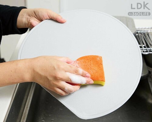 軽いから洗うのもラクチン 丸いまな板おすすめ イメージ