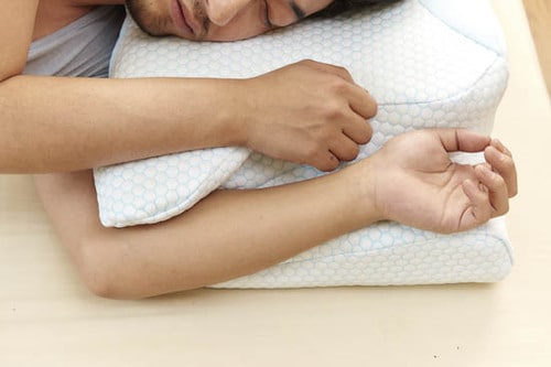 腕の置き位置を探って自分のベスポジで快眠できる!