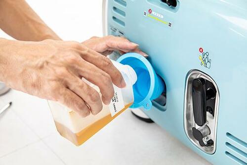使い方:スターターを勢いよく引いて発電開始 イメージ