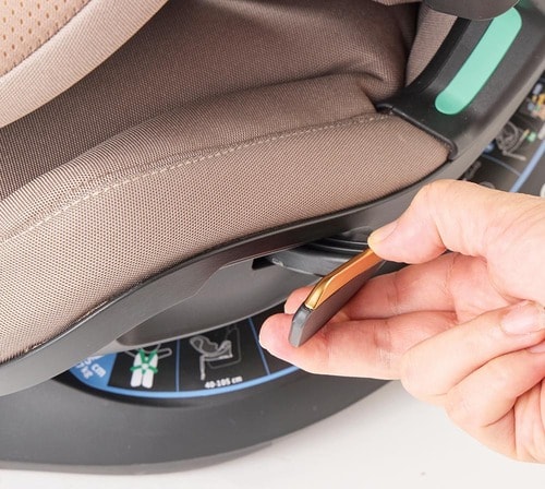 ドア側にスライドするから乗せ降ろしがしやすい! チャイルドシートおすすめ イメージ2