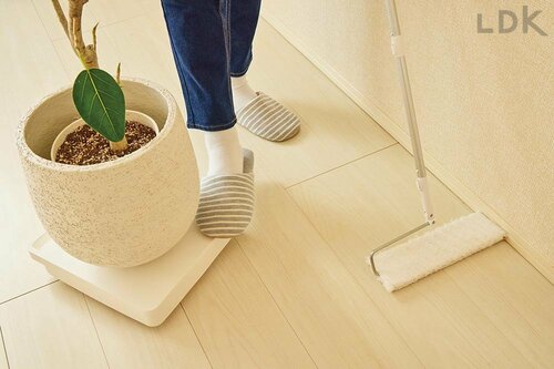 掃除がグッとしやすくなる部屋への近道とは？ 後付けキャスターおすすめ イメージ