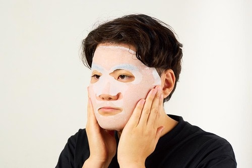 シートマスクを使う男性