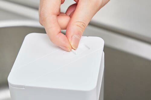 洗練されたデザインながら洗いにくさが気になる 横置きできる冷水筒おすすめ イメージ2