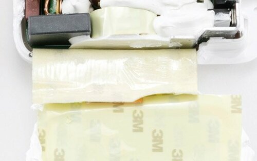 ACアダプタは電流電圧が不安定!低性能だけでなくリスクもあります