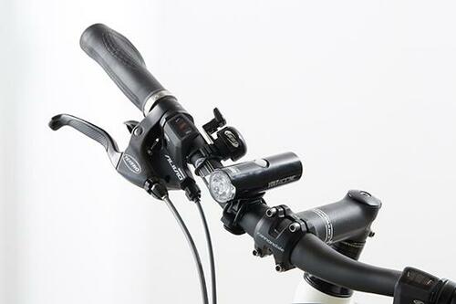 街灯のない夜道も10m先まで照らすキャットアイ「VOLT400XC」 イメージ11