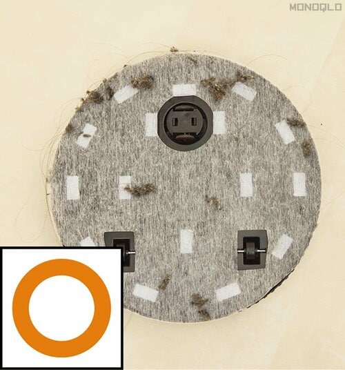 髪の毛・大きめのホコリ（脱衣所で1分間運転） ダイソーのロボット掃除機おすすめ イメージ