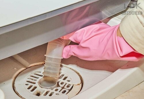 STEP1:排水口からホースを外す 洗濯機ホースの掃除方法おすすめ イメージ