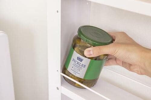 おすすめポイント：棚の下に落下防止バーが付いている イメージ