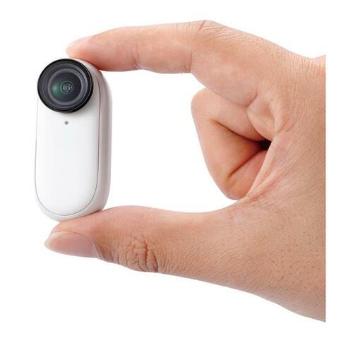 Insta360「Insta360 GO 2」手でもったところ