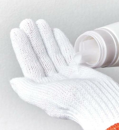 1：軍手に少量の柔軟剤をたらす イメージ