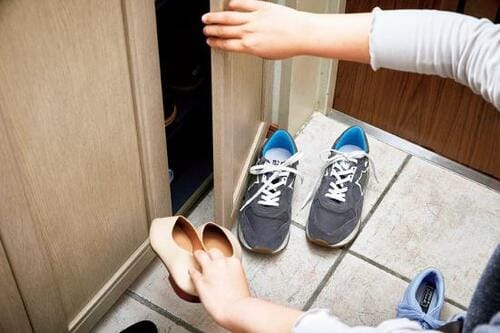 散らかループの原因2：脱ぎっぱなしの靴が邪魔して扉が開かない イメージ