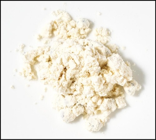 歯ごたえのあるクッキーが浮かぶ ホエイプロテインおすすめ イメージ