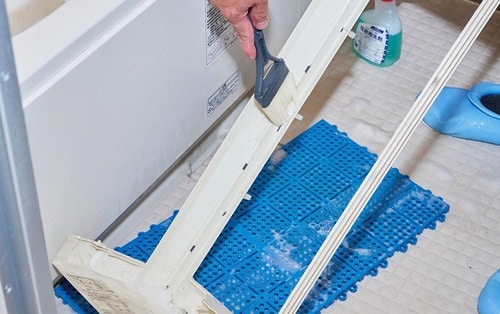 STEP6:パーツの汚れやホコリを洗い流す エアコン掃除おすすめ イメージ