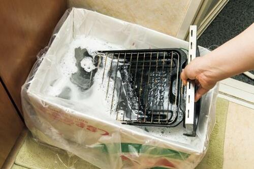 掃除ワザ1：手強い油汚れに「漂白剤＋重曹＋食器洗剤」 イメージ6