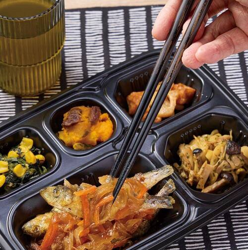 宅配弁当を食べる人