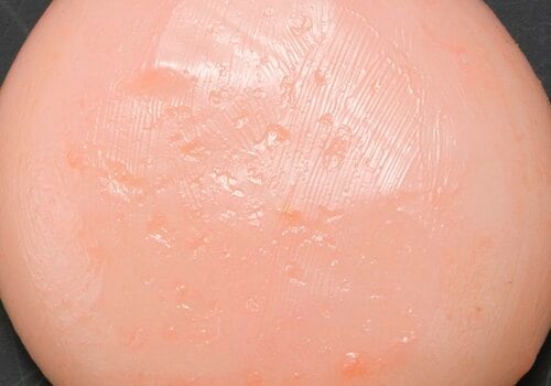 悪目立ちしないピンク色で、ベスト並みに自然な仕上がり メンズ色付きリップおすすめ イメージ4