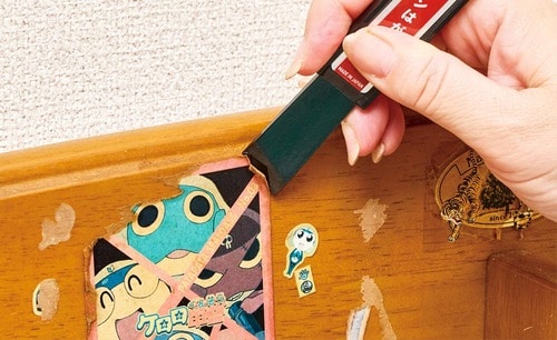 2:ヘラを鉛筆持ちして少しずつはがす シール剥がしおすすめ イメージ