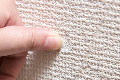 地肌がのぞいたクロスの破れ穴は上からパッチをかぶせるだけでOK