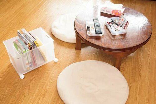 床置きの雑誌や雑貨は「動く収納」を作ってIN!