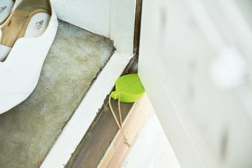 【No.40】どんなドアにも使える コンパクトな葉っぱ型ストッパー イメージ
