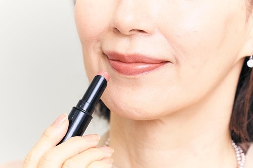 ツヤ唇で大人の顔が華やぐ口紅は? 50代・60代向け口紅おすすめ イメージ