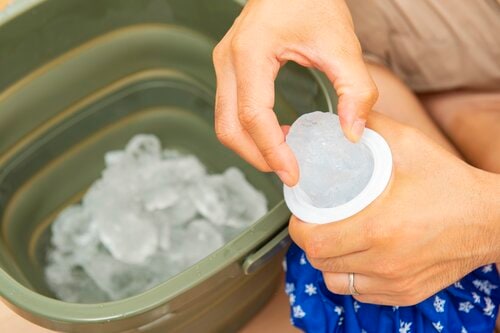 ポイント1:氷の入れやすさ アイシングバッグおすすめ イメージ
