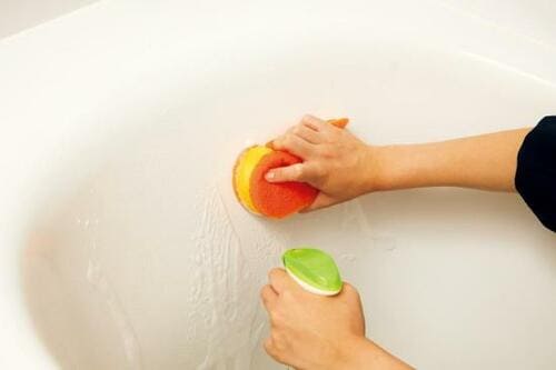 擦らない浴槽洗剤を使えば お風呂掃除は1分で完了! イメージ