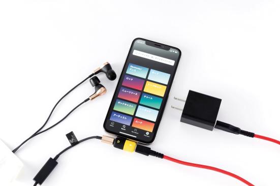 【イライラ②:充電中のイヤホン】音楽を聞きながら充電を可能に!