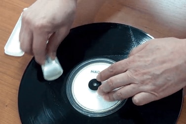 7:クリーニング液で盤面を拭く レコードメンテナンスおすすめ イメージ