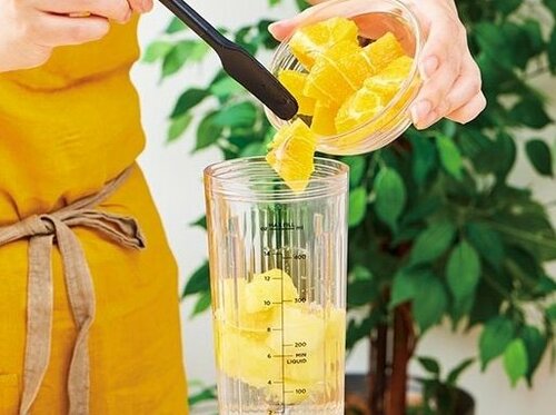 2:材料を入れる コンパクトミキサーおすすめ イメージ
