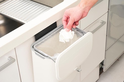 キッチン壁掛けゴミ箱おすすめ SONGMICS 吊り下げ式ダストボックス イメージ2