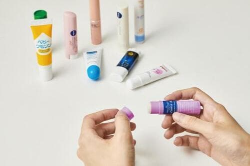 リップクリームは保湿力と使用感で選ぶ