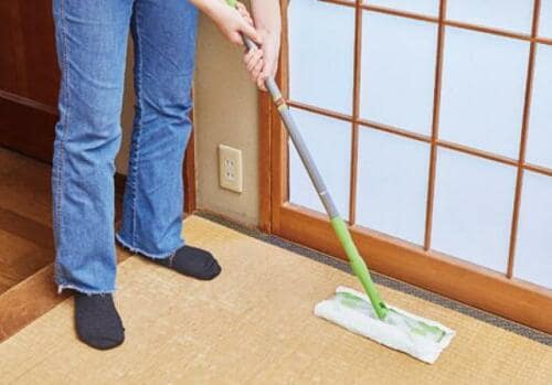 2：畳の目に沿ってウェットシートで拭く イメージ