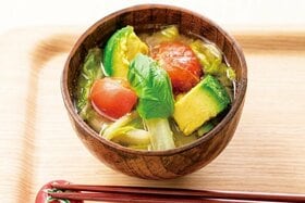 【あったかスープ】葉酸たっぷり！アボカドはお味噌汁にもおすすめです｜『LDK』と料理家が紹介