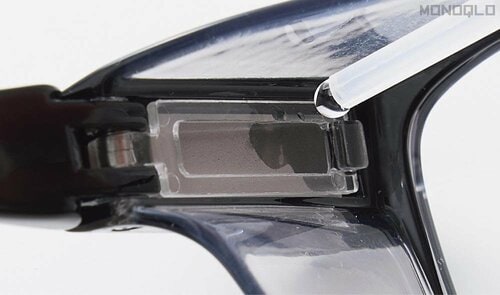 スポンジに水を含ませることで目元を保湿できる JINS花粉飛沫対策メガネおすすめ イメージ