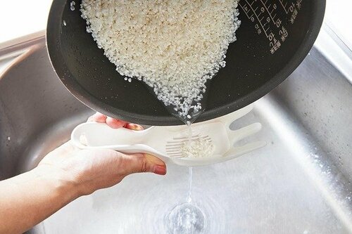 米とぎグッズを使って米をとぐ様子