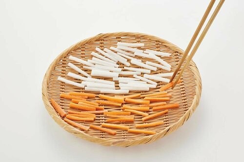 1：切ってザルに広げる 干し野菜の作り方おすすめ イメージ