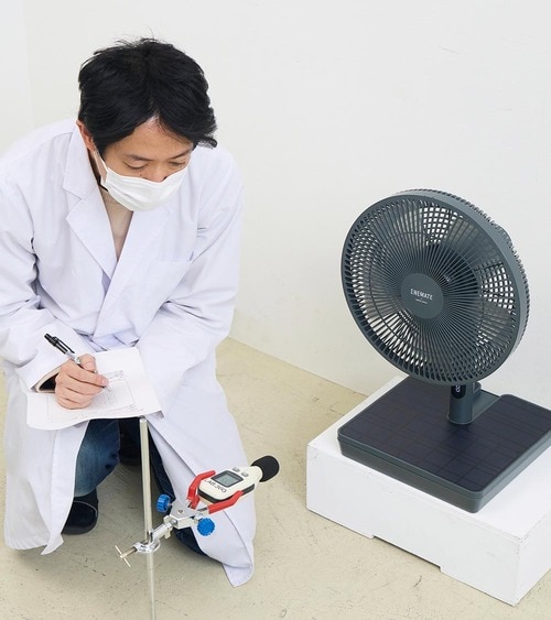 内蔵バッテリー駆動はAC電源駆動より静か ソーラ充電扇風機おすすめ イメージ