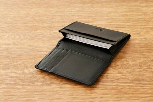 【使い勝手】余裕のある構造でコンパクトさと収納力を両立 多機能名刺入れおすすめ イメージ