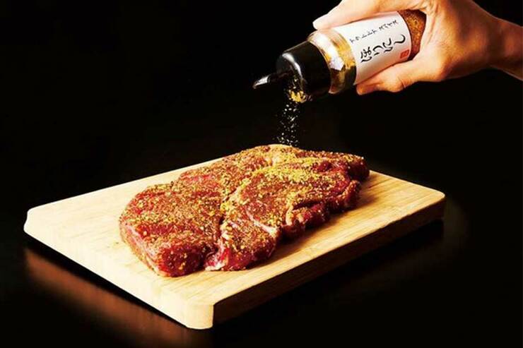 塊肉やステーキ肉にかけて焼くだけで激ウマ！ おすすめのアウトドアスパイスのイメージ
