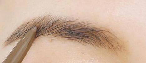 パウダーを重ねれば眉毛が落ちにくい イメージ