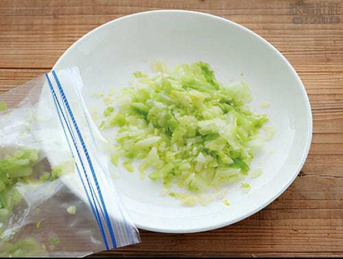 冷凍した野菜を手で砕いて料理 冷蔵庫おすすめ イメージ