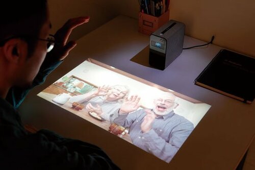 マイクやインカメラも搭載 ビデオチャットにも使えます イメージ