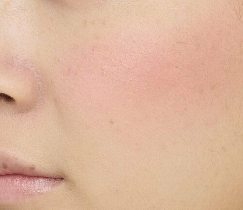 【ツヤ感】ほんのりツヤで立体感は出にくい チークおすすめ イメージ