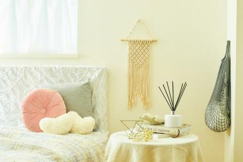 狭い寝室でも壁を活かすと おしゃれな世界観が実現できます イメージ