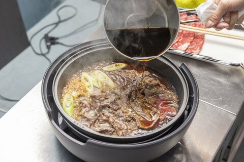 象印さんやりすぎ！ 1台多役時代の注目グリル鍋。寄せ鍋もすき焼きも