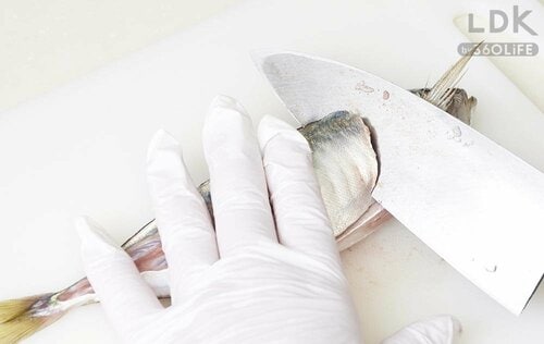 STEP2:骨に沿って刃を入れていく 出刃包丁おすすめ イメージ