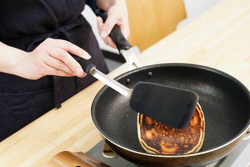 4位: OXO シリコンターナー ブラックセサミ