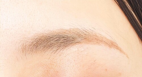 2：ペンシルで眉尻を描く イメージ